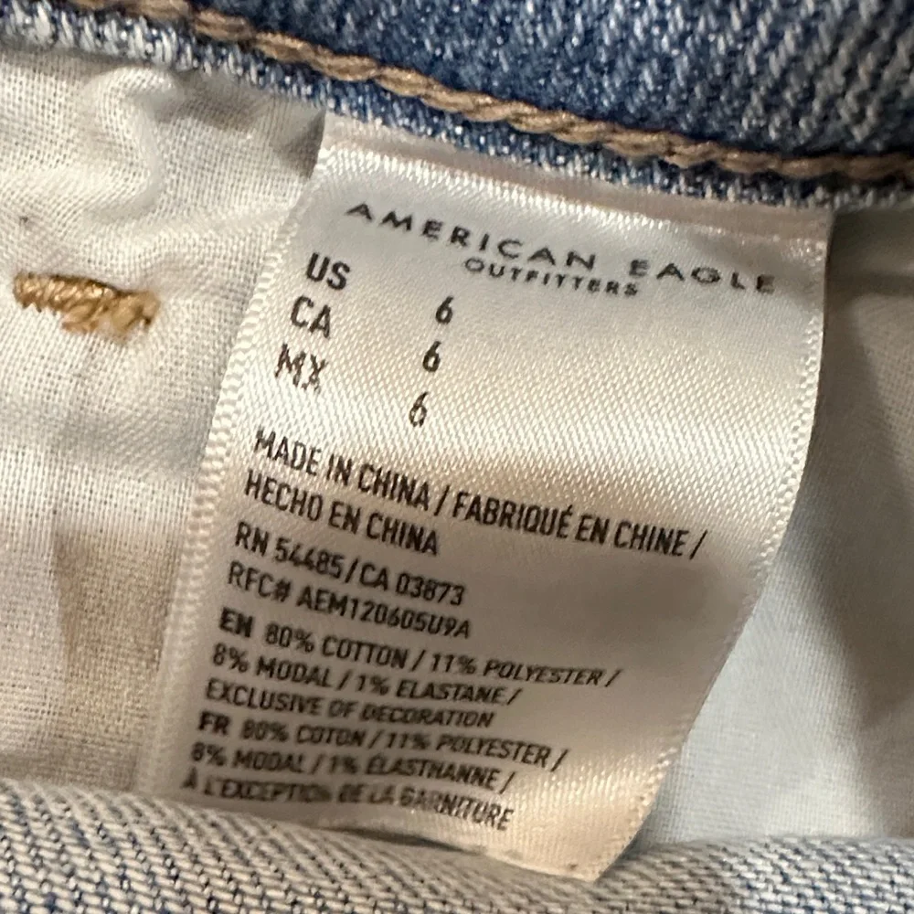 American Eagle Outfitters Light Wash Ripped Jean Shorts sz 6 - Picture 3 of 4